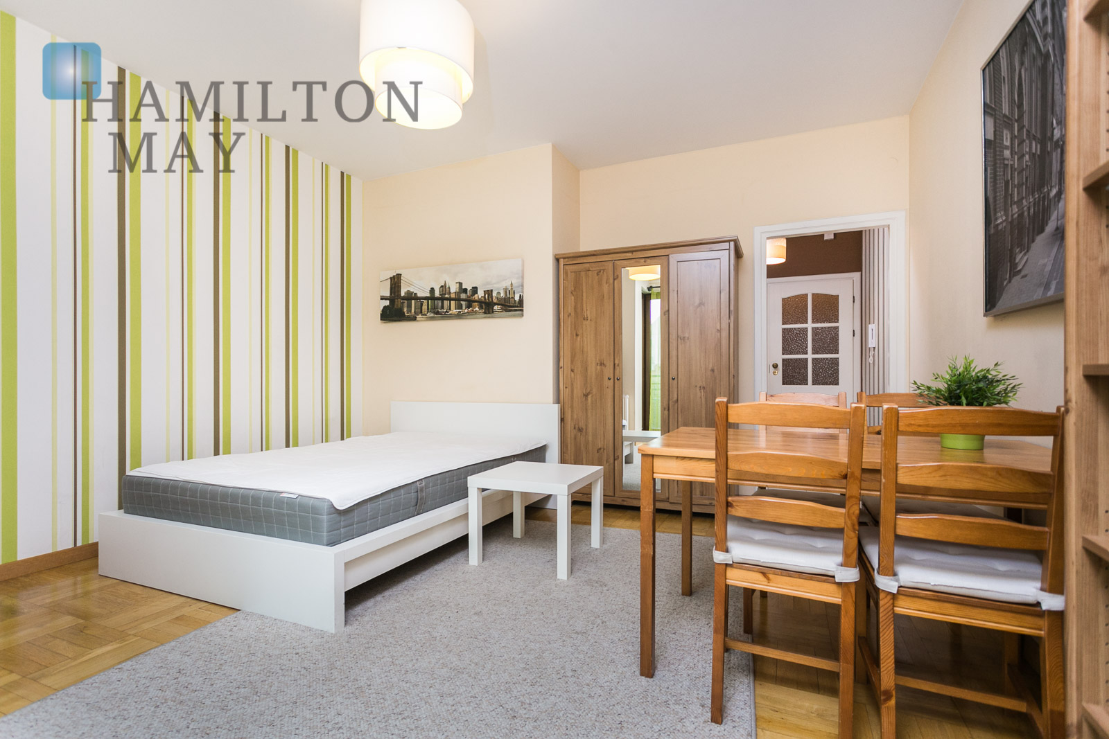 A Cozy Studio Apartment With A Separate Kitchen In The Very Center