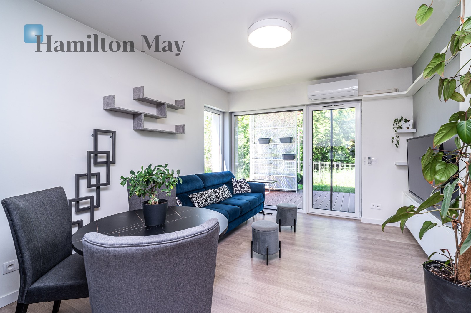 City: Kraków Street: Stanisława Lema Region: Czyżyny Distance to centre: 3.78 km Price: 4700 PLN Bedrooms: 2 Bathrooms: 2 Size: 60m2 - slider