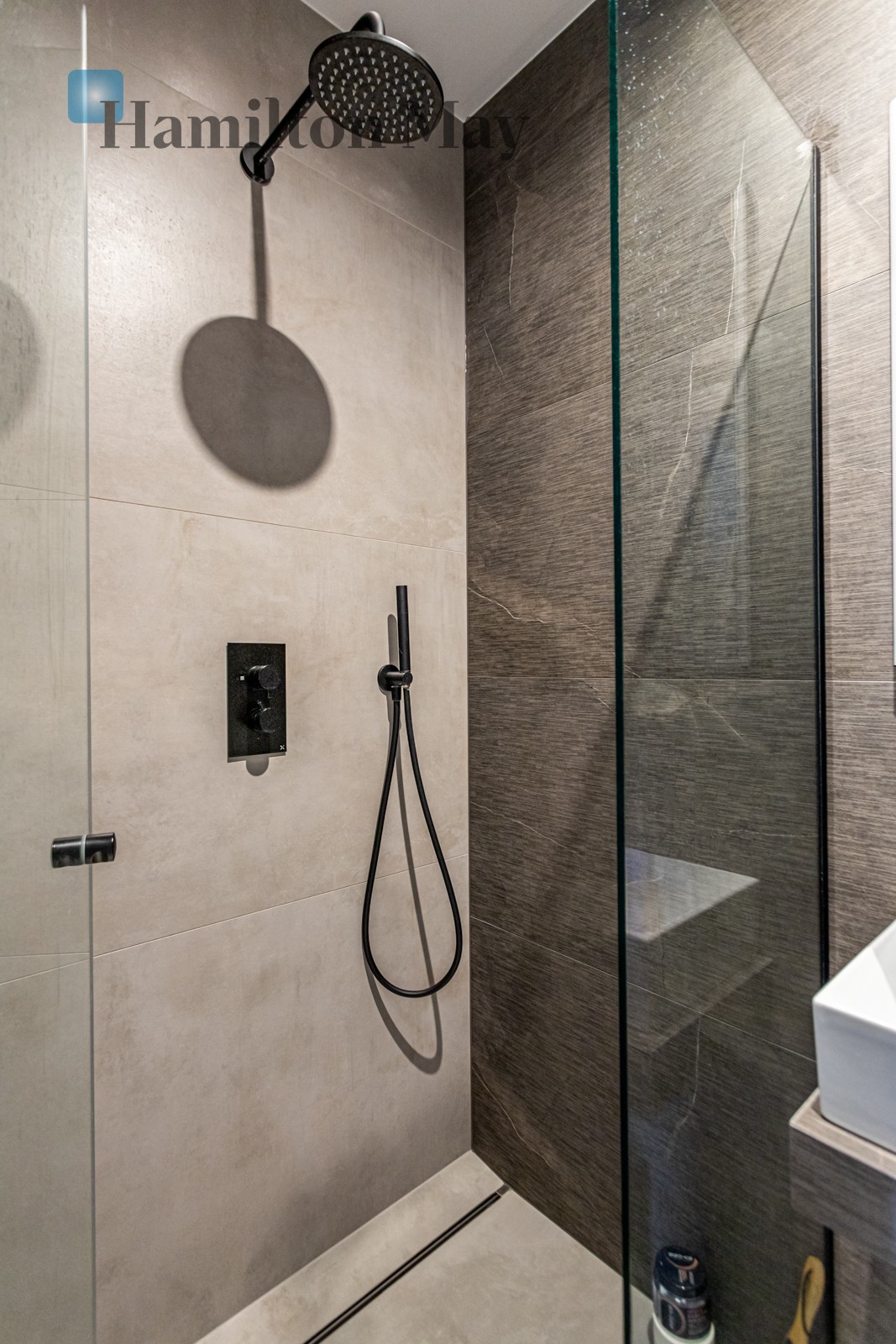 Subregion: Czyste Distance to centre: 3.8 km Level: 13 Price: 8700 PLN Bedrooms: 3 Bathrooms: 2 - slider