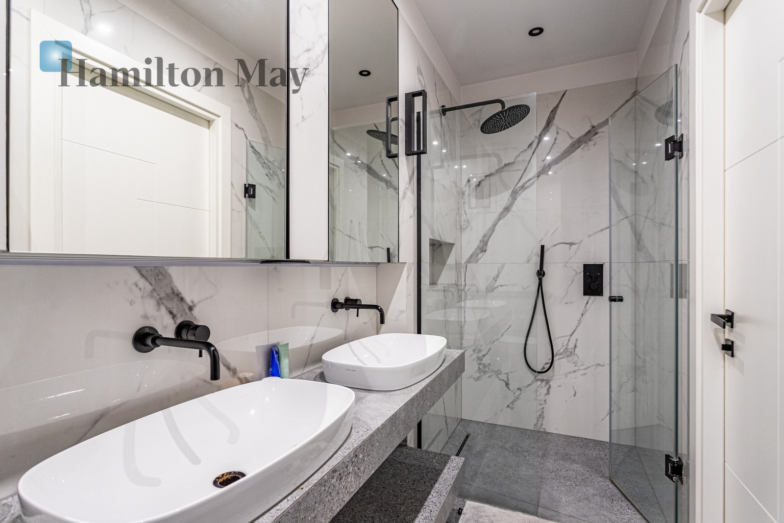 Distance to centre: 3.8 km Level: 13 Price: 8700 PLN Bedrooms: 3 Bathrooms: 2 Size: 93m2 - slider