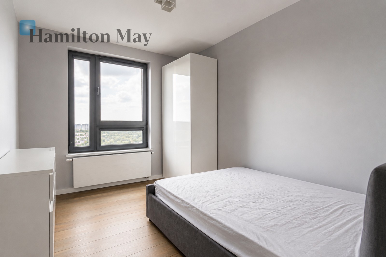 Distance to centre: 3.8 km Level: 13 Price: 8700 PLN Bedrooms: 3 Bathrooms: 2 - slider