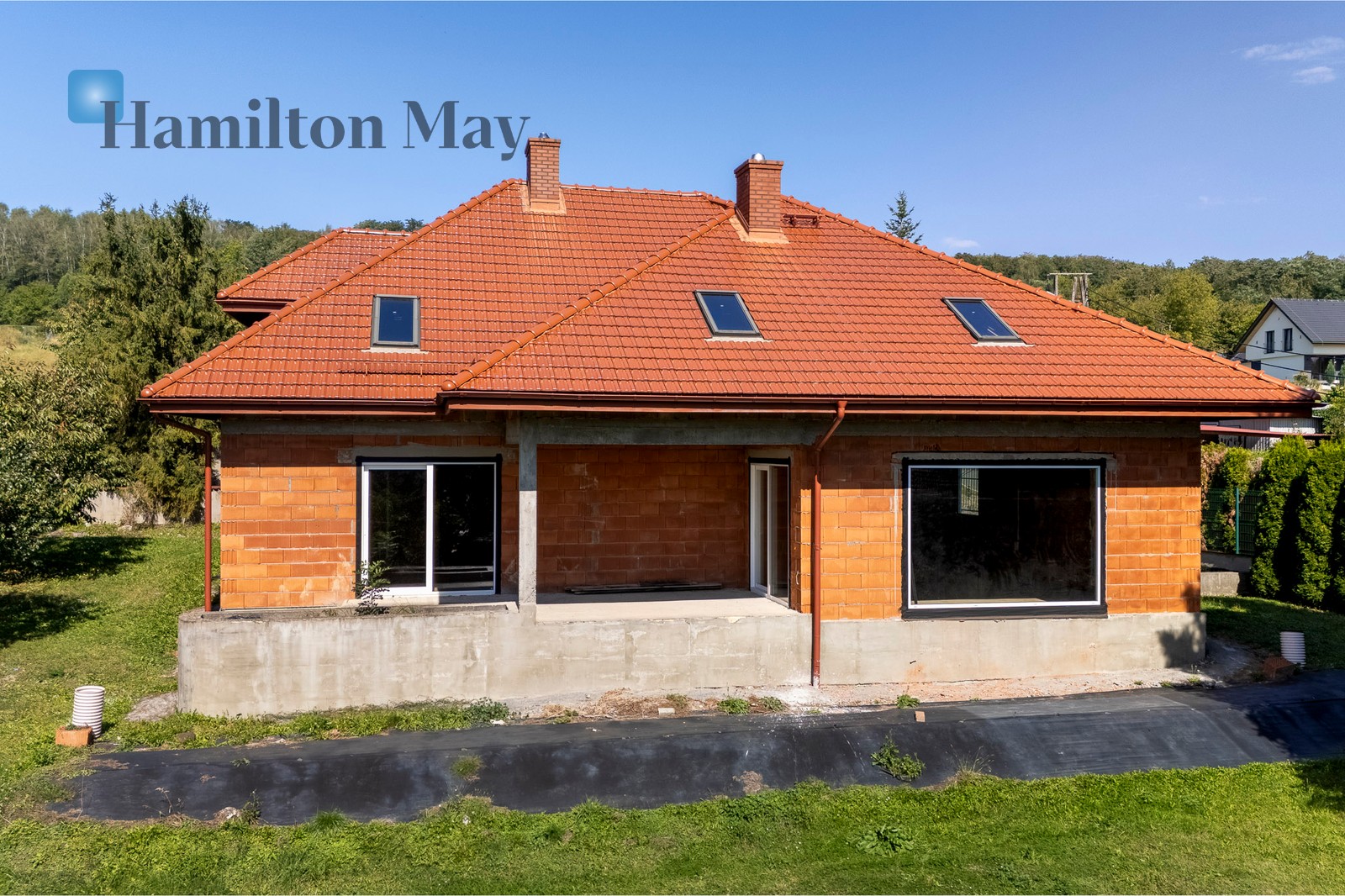 Distance to centre: 15.9 km Price: 1990000 PLN Bedrooms: 4 Bathrooms: 2 - slider