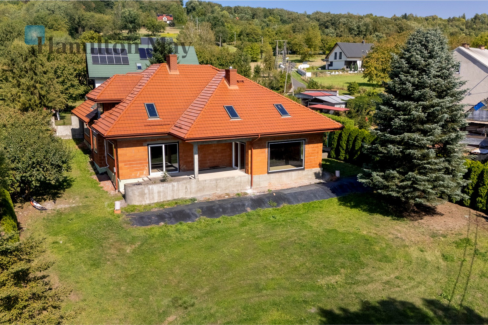 City: Kobylany Street: Górska Region: Kobylany Distance to centre: 15.9 km Price: 1990000 PLN Bedrooms: 4 Bathrooms: 2 - slider