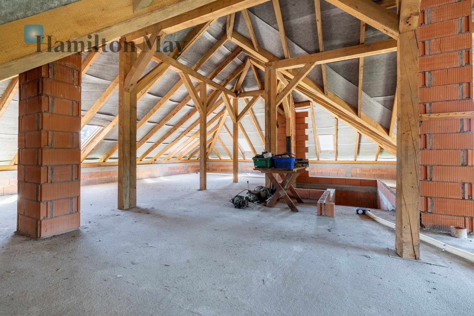 Distance to centre: 15.9 km Price: 1990000 PLN Bedrooms: 4 Bathrooms: 2 Plot size: 1700m2 - slider