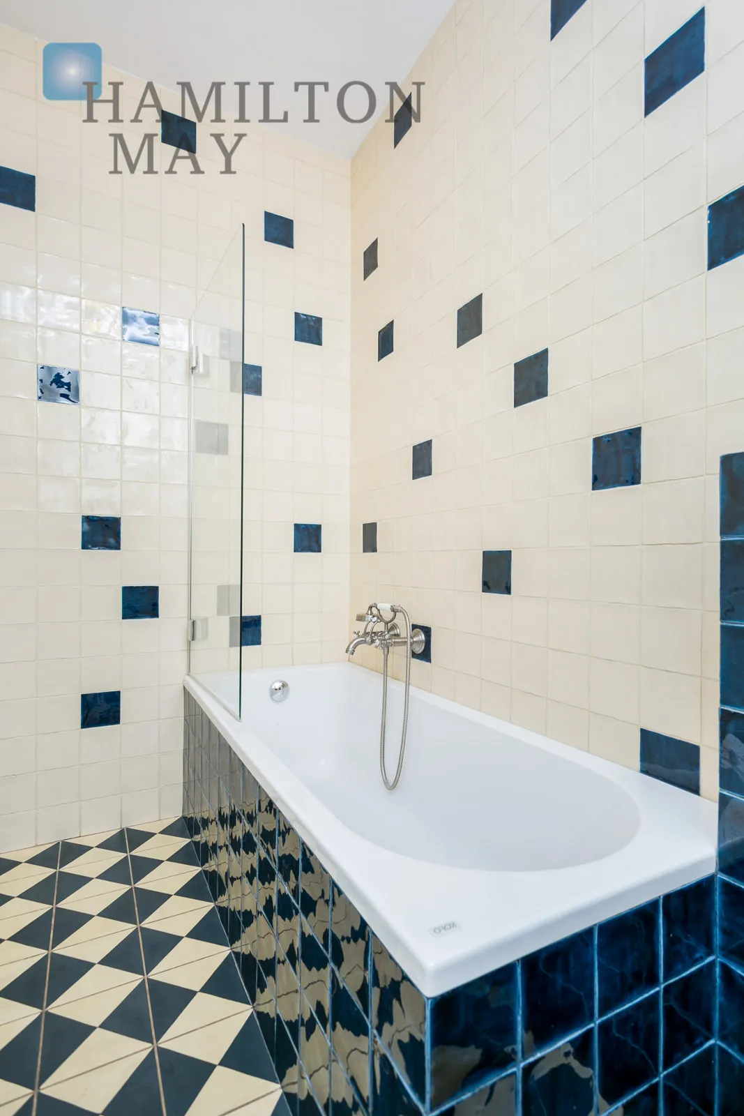 A bright, three-room apartment in the prestigious Eko Park development - slider