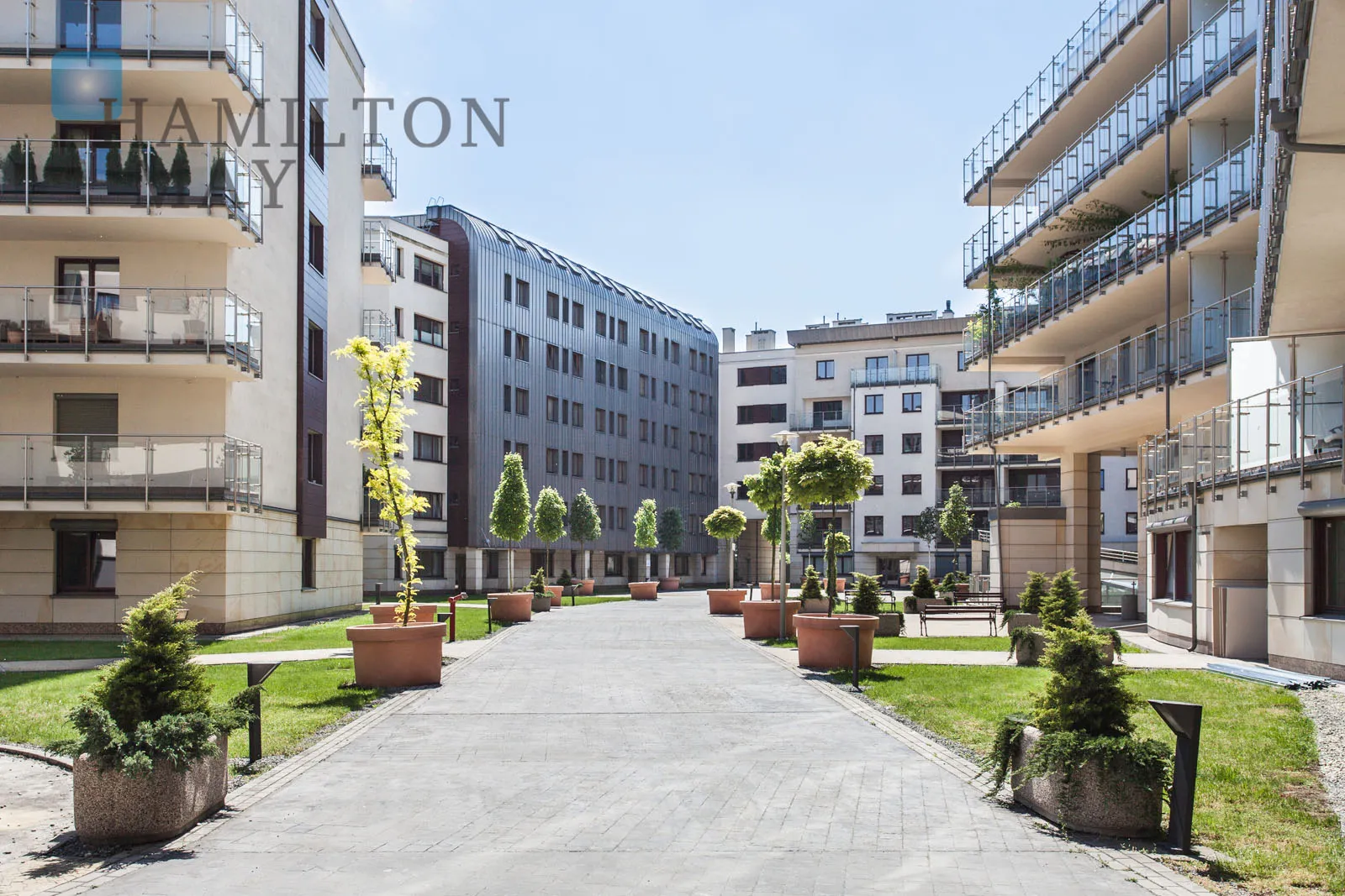 A modern apartment with a terrace in the prestigious Ludwinów development on the Vistula Boulevards - slider