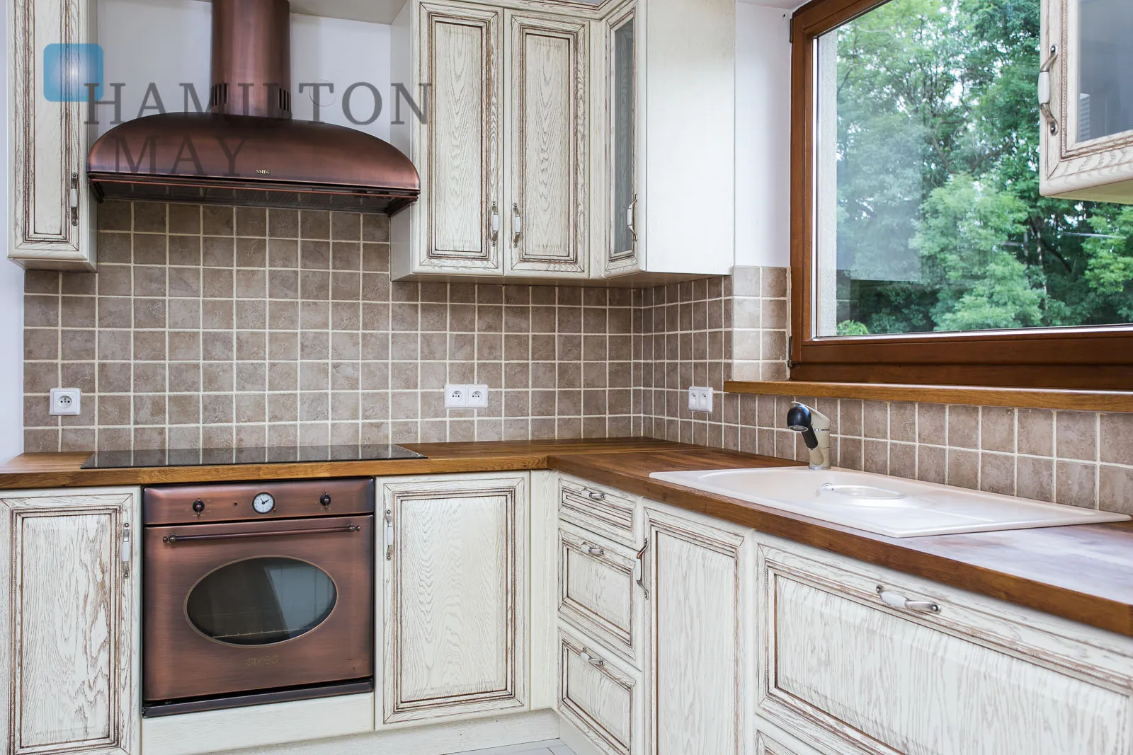 Distance to centre: 13.82 km Price: 2670000 PLN Bedrooms: 3 Bathrooms: 2 Plot size: 600m2 Price/m2: 14355 PLN - slider