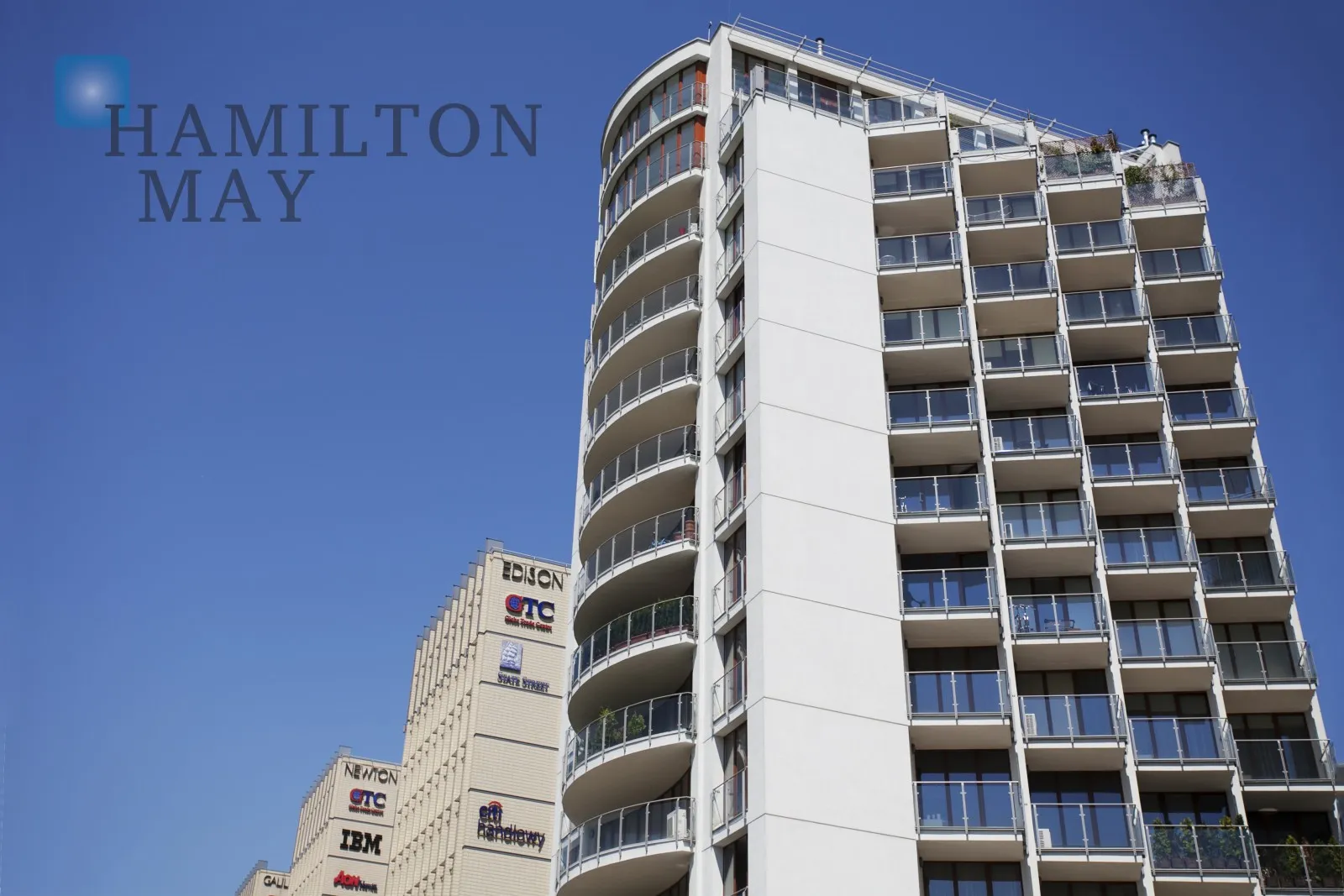 Eleganckie mieszkanie z balkonem i miejscem garażowym - slider