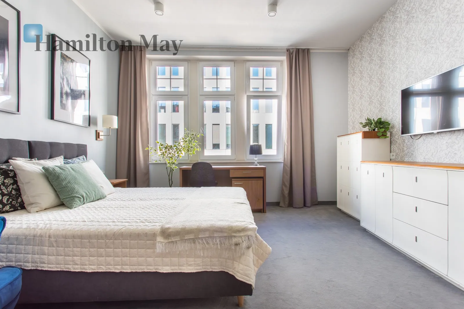 Street: Komandorska Region: Stare Miasto Distance to centre: 1.09 km Level: 3 Price: 2500 PLN Bedrooms: 1 Bathrooms: 1 Size: 26m2 - slider