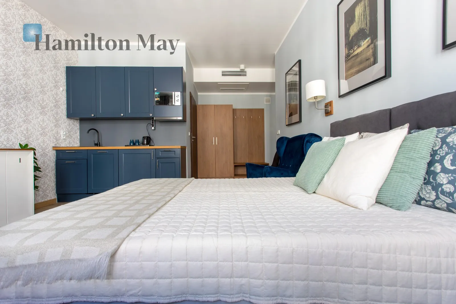 City: Wrocław Street: Komandorska Region: Stare Miasto Distance to centre: 1.09 km Level: 3 Price: 2500 PLN Bedrooms: 1 - slider