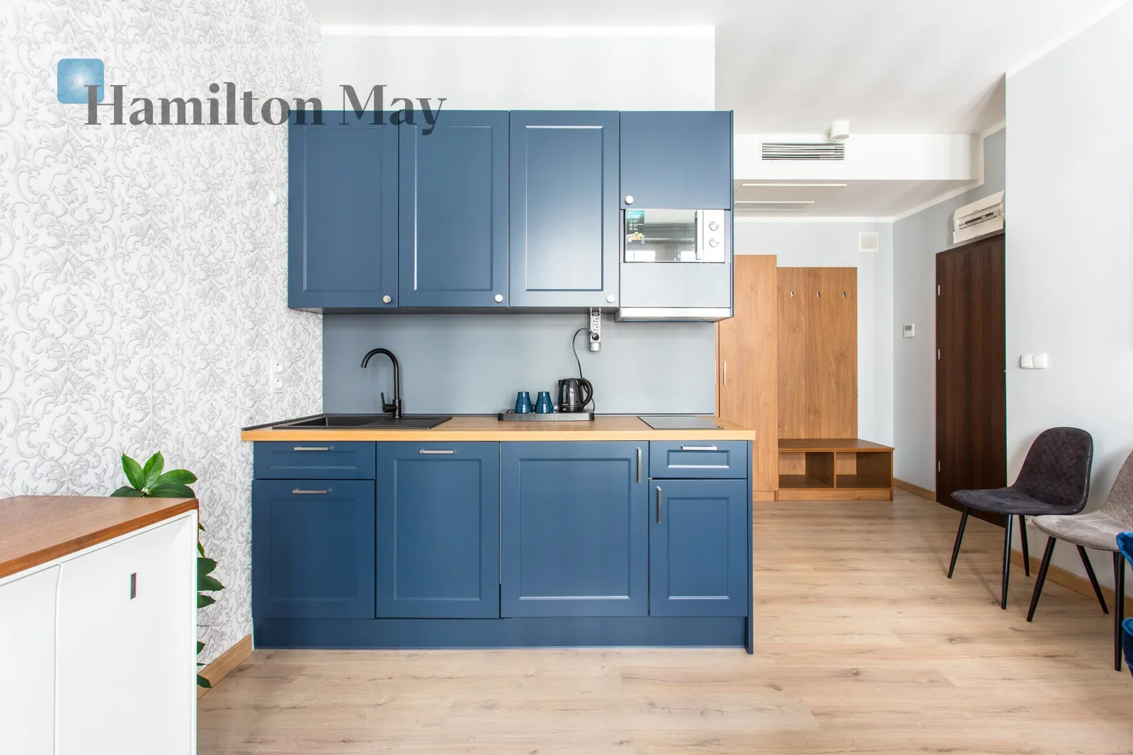City: Wrocław Street: Komandorska Region: Stare Miasto Distance to centre: 1.09 km Level: 3 Price: 2500 PLN Bedrooms: 1 Bathrooms: 1 Size: 26m2 - slider