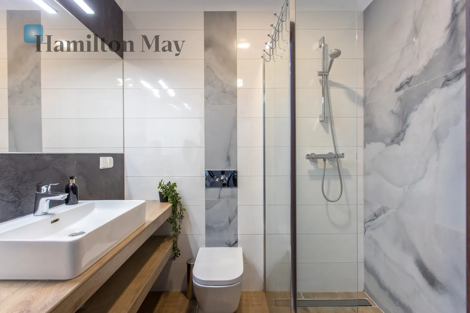 Street: Komandorska Region: Stare Miasto Distance to centre: 1.09 km Level: 3 Price: 2500 PLN Bedrooms: 1 Bathrooms: 1 Size: 26m2 Price/m2: 96 PLN - slider