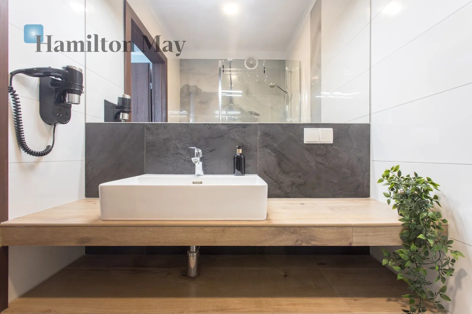 City: Wrocław Street: Komandorska Region: Stare Miasto Distance to centre: 1.09 km Level: 3 Price: 2500 PLN Bedrooms: 1 Bathrooms: 1 - slider