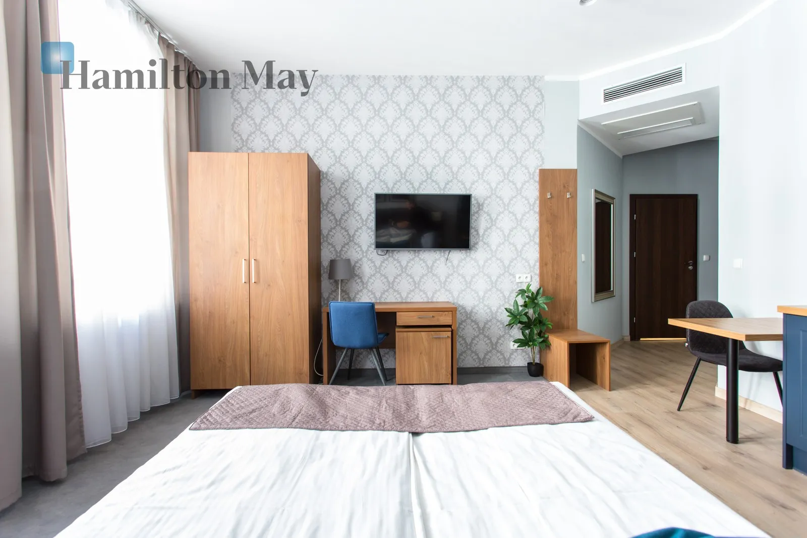 City: Wrocław Street: Komandorska Region: Stare Miasto Distance to centre: 1.09 km Level: 2 Price: 2300 PLN Bedrooms: 1 - slider