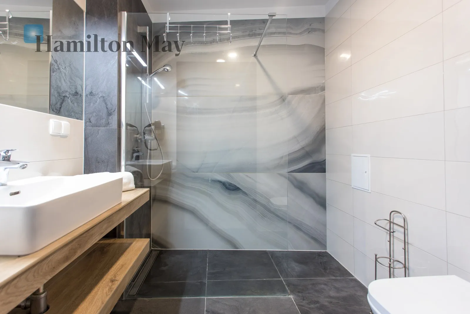 City: Wrocław Street: Komandorska Region: Stare Miasto Distance to centre: 1.09 km Level: 2 Price: 2500 PLN Bedrooms: 1 - slider