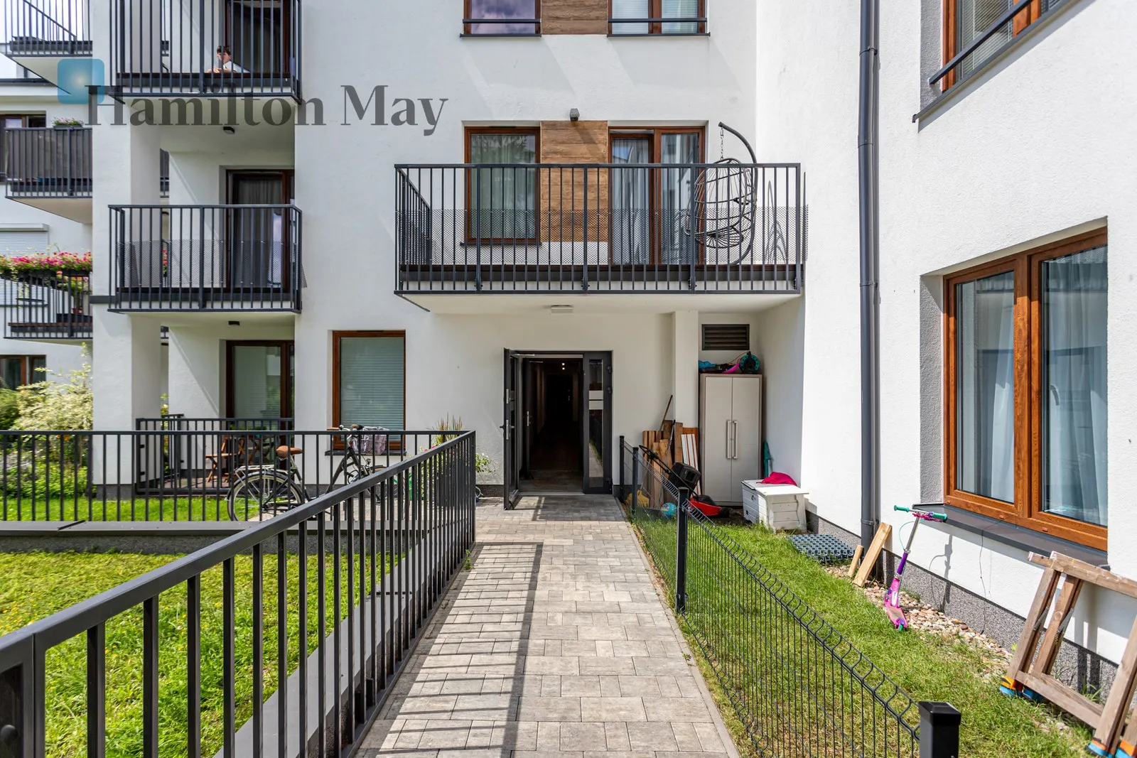 Czteropokojowy apartament o powierzchni użytkowej 160 m2 wraz z tarasem w Starej Miłosnej - slider