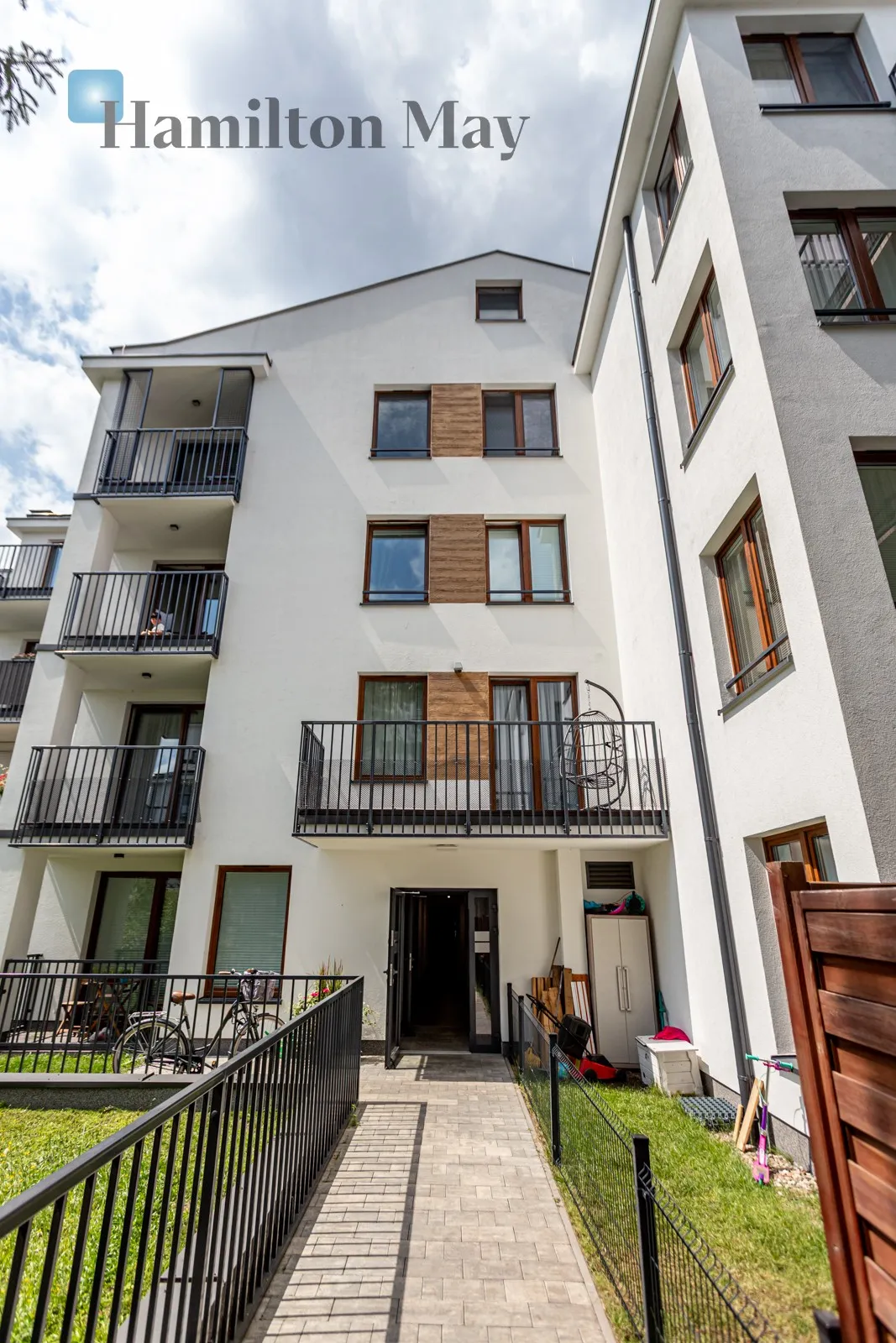 Czteropokojowy apartament o powierzchni użytkowej 160 m2 wraz z tarasem w Starej Miłosnej - slider