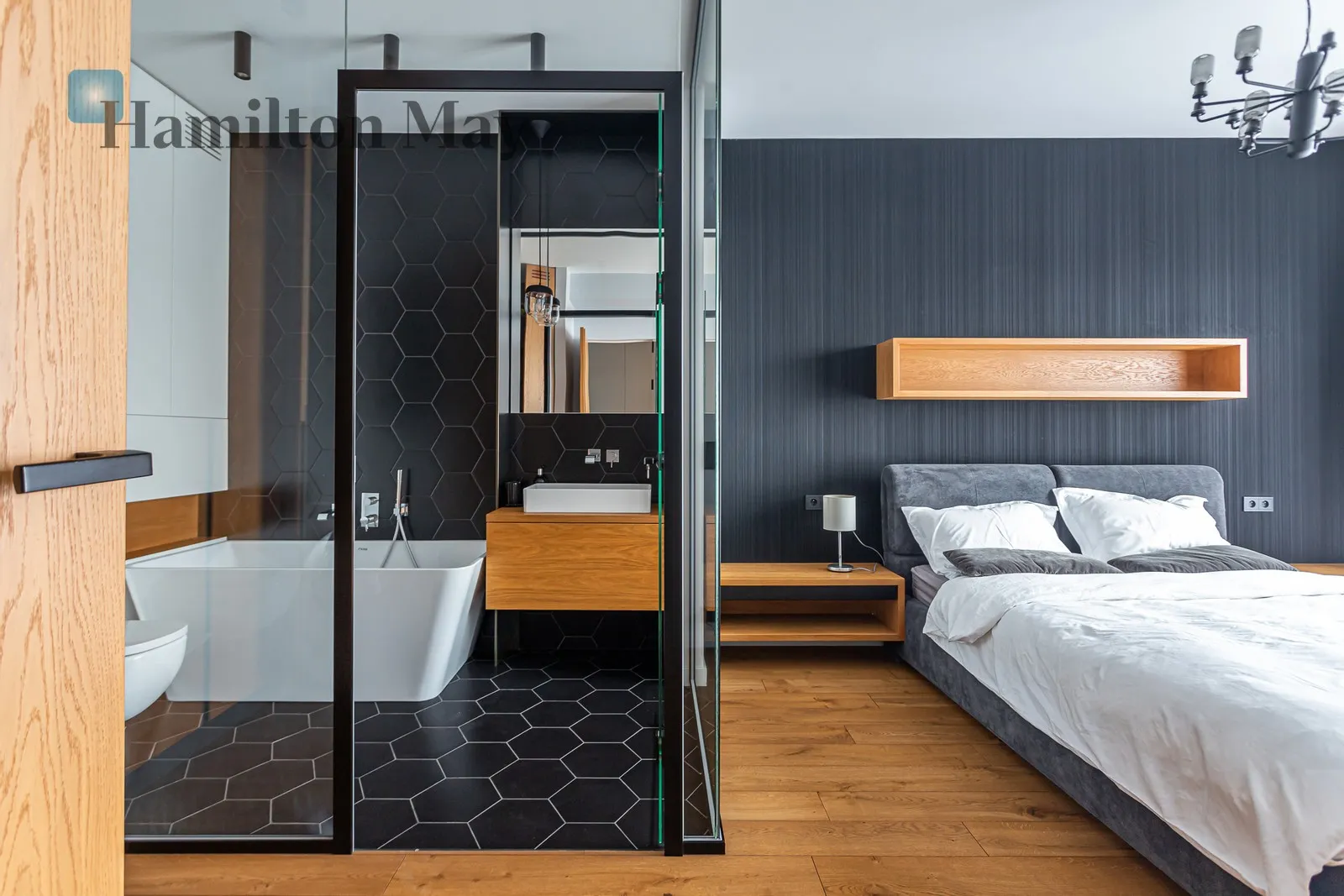 Street: Różana Region: Mokotów Subregion: Stary Mokotów Distance to centre: 3.09 km Level: 3 Price: 12500 PLN Bedrooms: 2 Bathrooms: 2 - slider