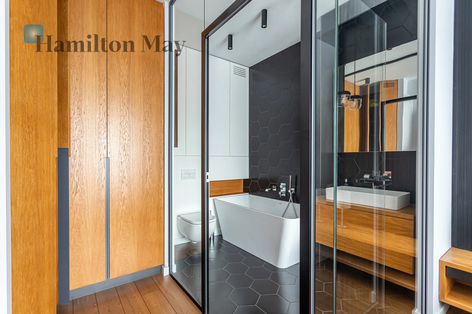 City: Warszawa Street: Różana Region: Mokotów Subregion: Stary Mokotów Distance to centre: 3.09 km Level: 3 Price: 12500 PLN - slider