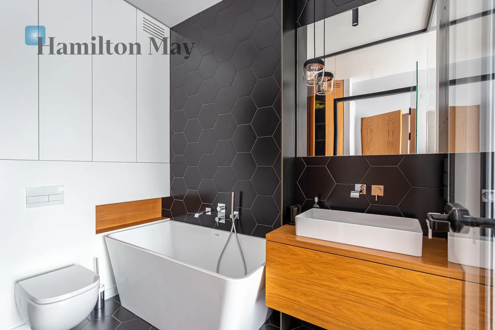 Street: Różana Region: Mokotów Subregion: Stary Mokotów Distance to centre: 3.09 km Level: 3 Price: 12500 PLN Bedrooms: 2 - slider