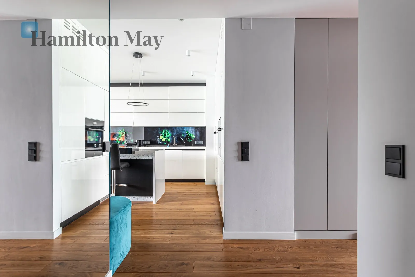 City: Warszawa Street: Różana Region: Mokotów Subregion: Stary Mokotów Distance to centre: 3.09 km Level: 3 Price: 12500 PLN Bedrooms: 2 - slider