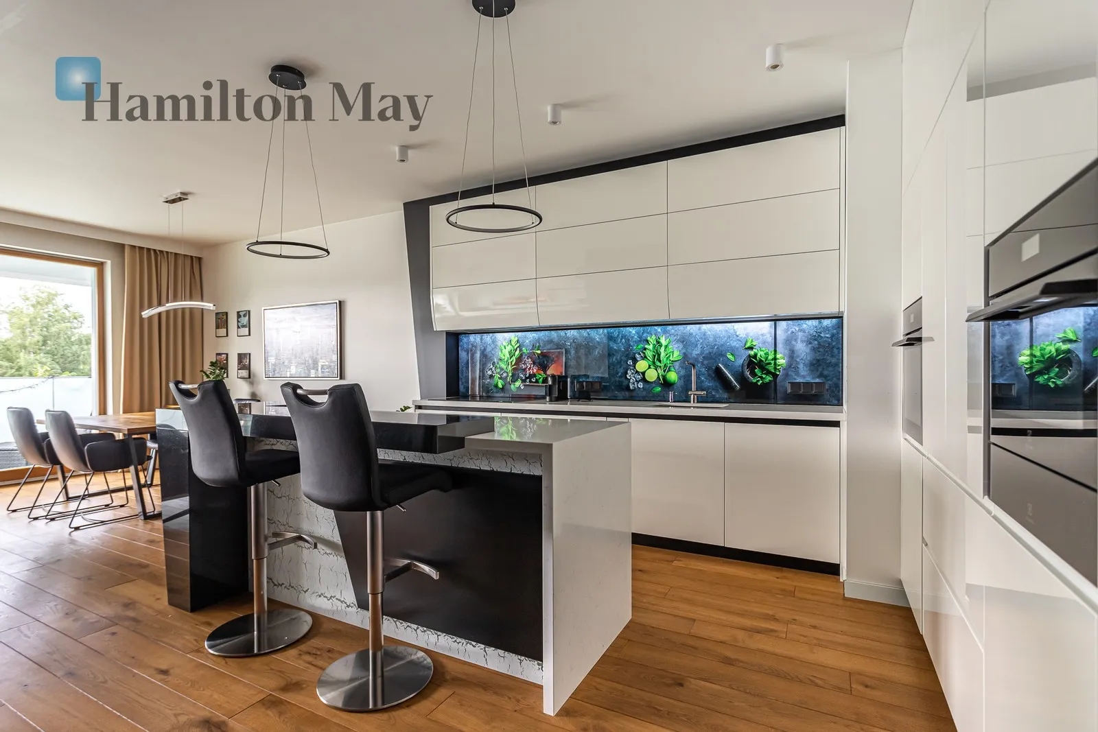 City: Warszawa Street: Różana Region: Mokotów Subregion: Stary Mokotów Distance to centre: 3.09 km Level: 3 Price: 12500 PLN Bedrooms: 2 Bathrooms: 2 - slider