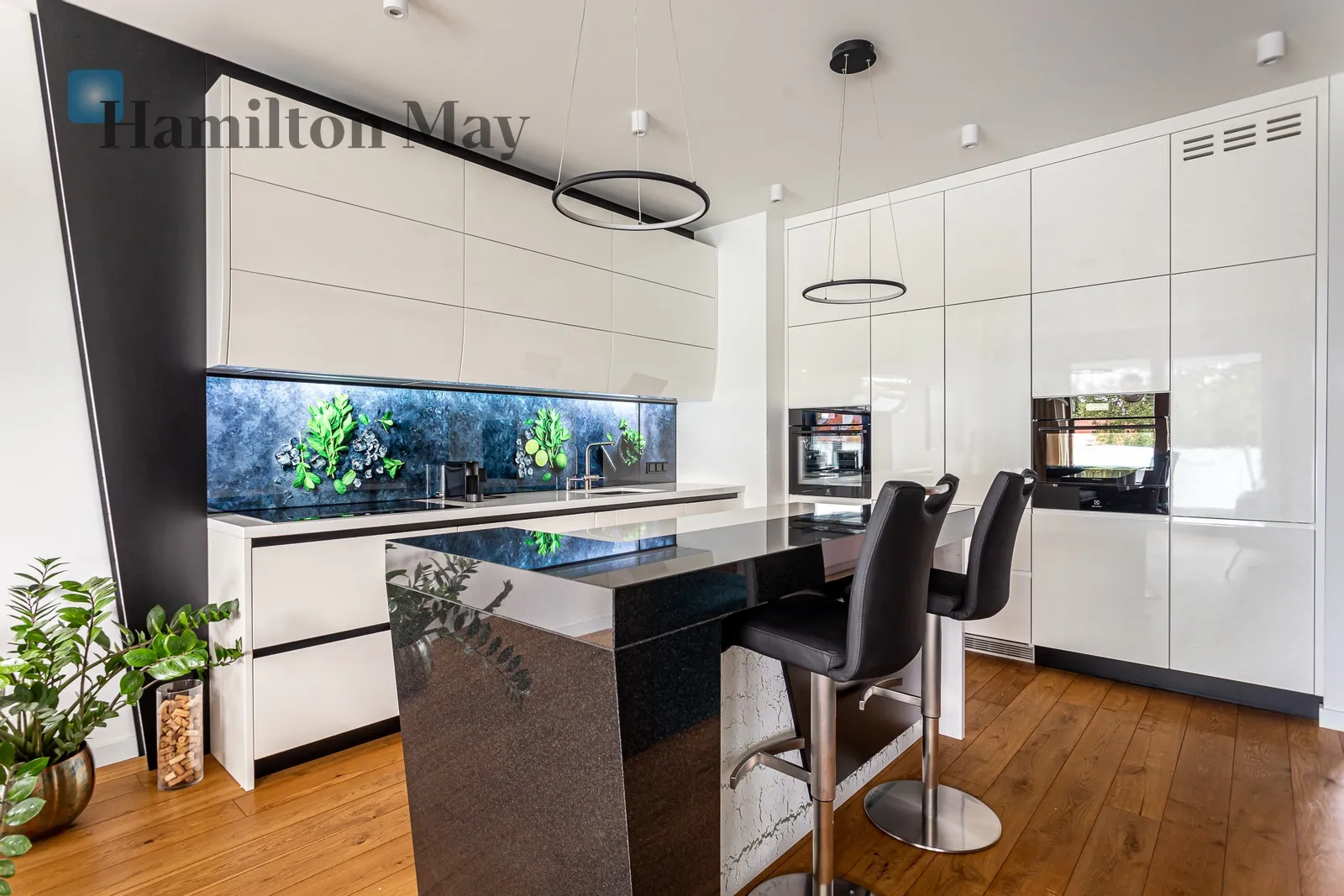 Street: Różana Region: Mokotów Subregion: Stary Mokotów Distance to centre: 3.09 km Level: 3 Price: 12500 PLN Bedrooms: 2 Bathrooms: 2 Size: 100m2 - slider