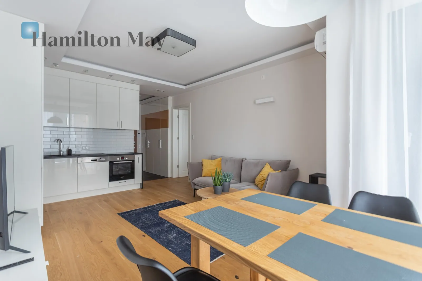 Street: Grzybowska Region: Śródmieście Subregion: Śródmieście Północne Distance to centre: 1.09 km Level: 4 Price: 8000 PLN Bedrooms: 1 Bathrooms: 1 Size: 46m2 Price/m2: 174 PLN - slider