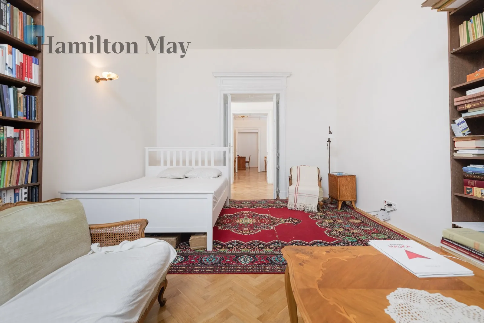 An elegant one-bedroom apartment in a tenement house, two steps from the Main Square. - slider