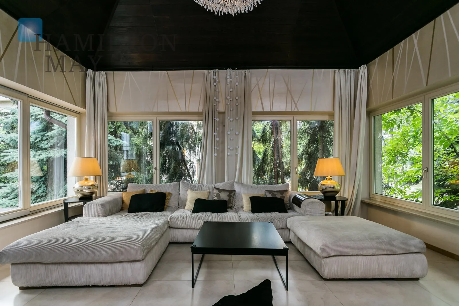 Street: Justowska Region: Bronowice Distance to centre: 4.13 km Level: 1 Price: 10000 PLN Bedrooms: 4 Bathrooms: 2 Size: 220m2 - slider