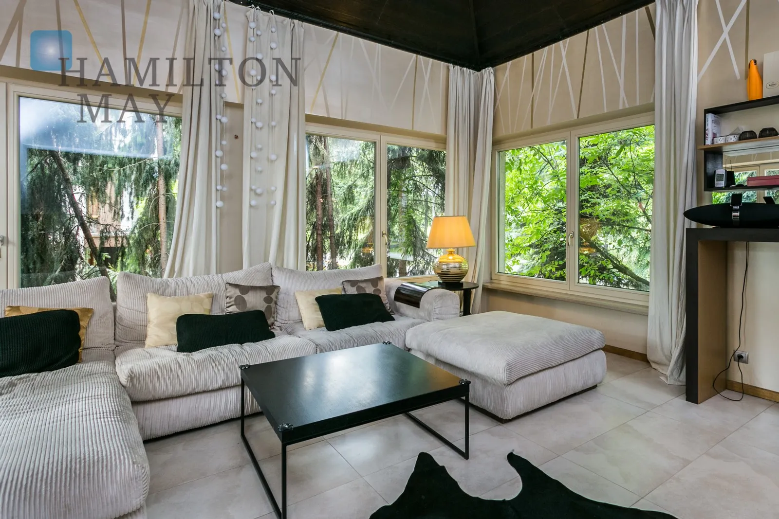 Region: Bronowice Distance to centre: 4.13 km Level: 1 Price: 10000 PLN Bedrooms: 4 Bathrooms: 2 Size: 220m2 Price/m2: 45 PLN - slider