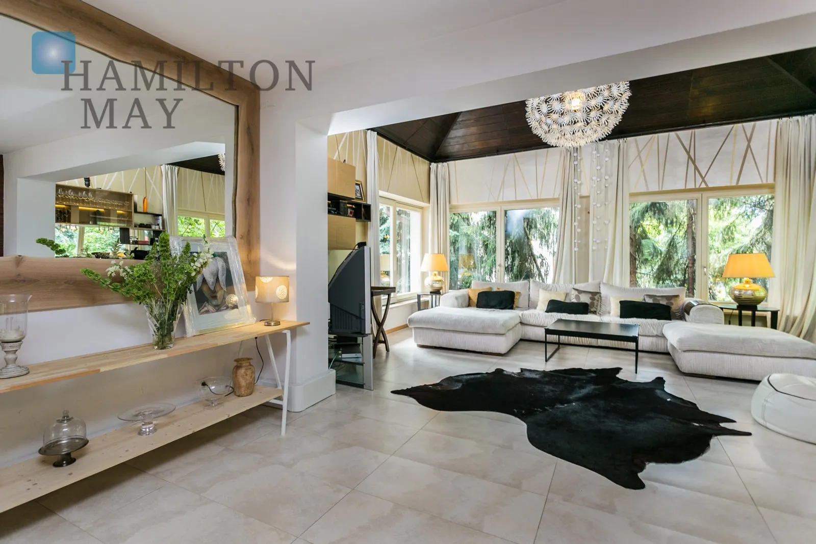 City: Kraków Street: Justowska Region: Bronowice Distance to centre: 4.13 km Level: 1 Price: 10000 PLN Bedrooms: 4 Bathrooms: 2 Size: 220m2 Price/m2: 45 PLN - slider