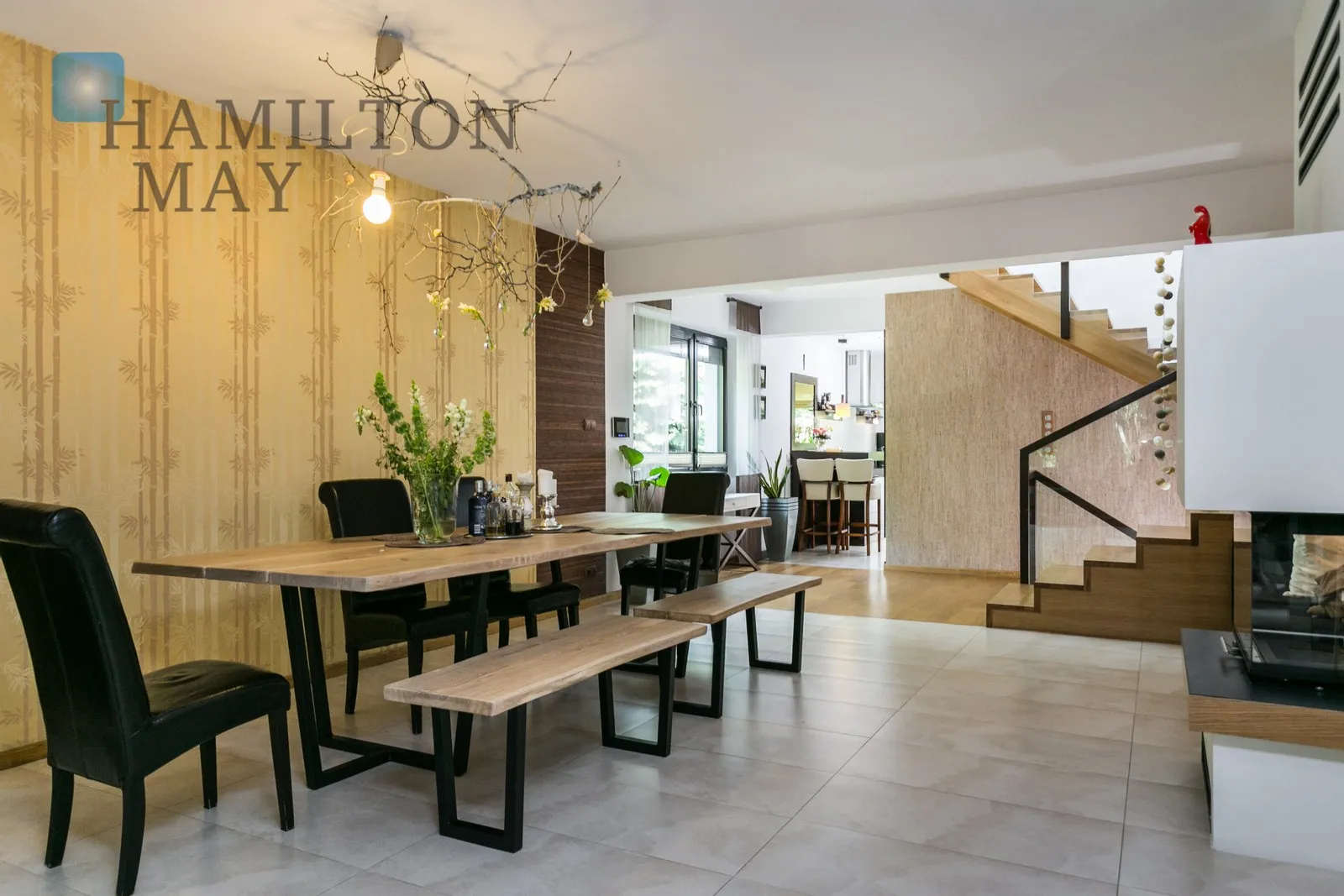 Street: Justowska Region: Bronowice Distance to centre: 4.13 km Level: 1 Price: 10000 PLN Bedrooms: 4 Bathrooms: 2 - slider