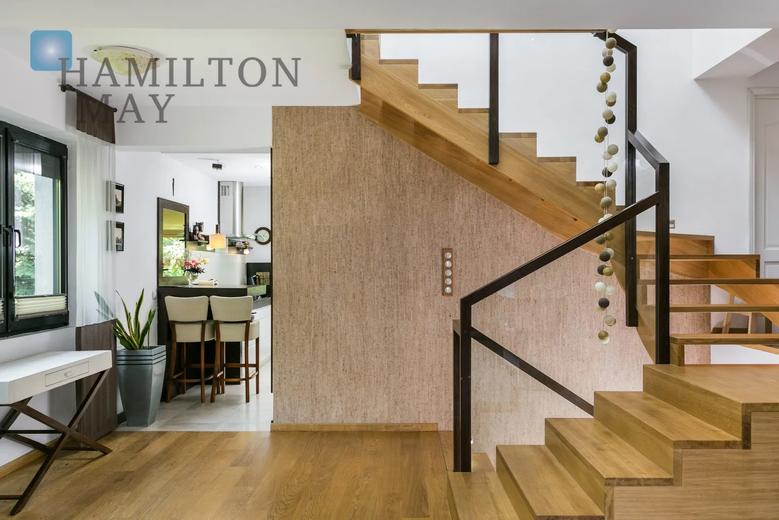 Distance to centre: 4.13 km Level: 1 Price: 10000 PLN Bedrooms: 4 Bathrooms: 2 Size: 220m2 Price/m2: 45 PLN - slider