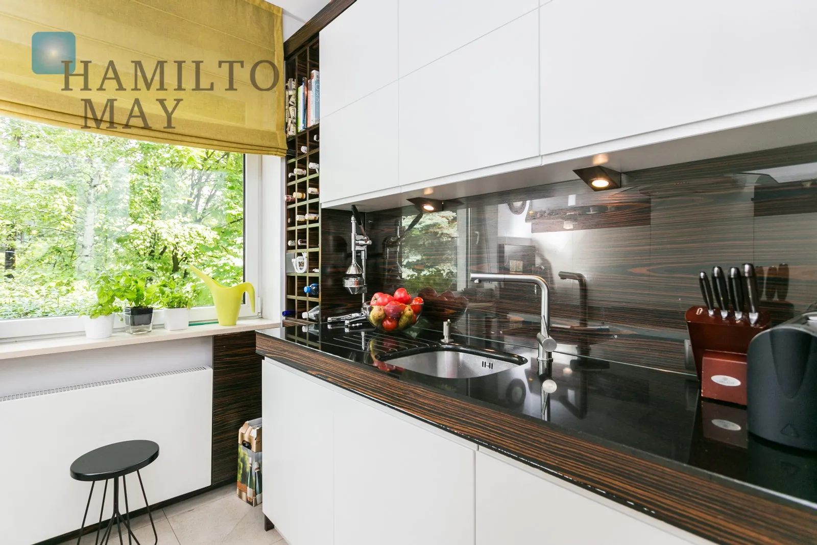 Street: Justowska Region: Bronowice Distance to centre: 4.13 km Level: 1 Price: 10000 PLN Bedrooms: 4 - slider