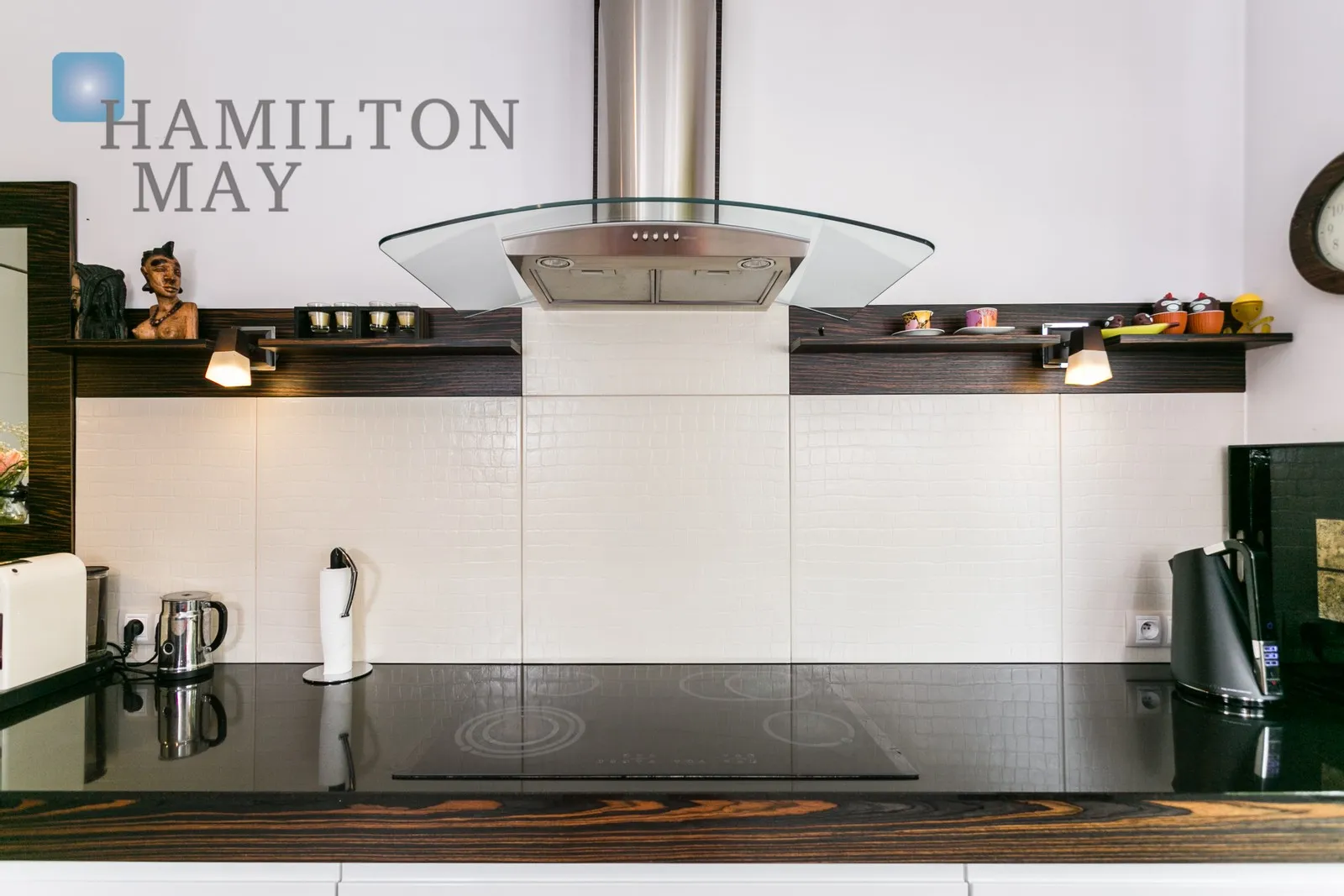 Distance to centre: 4.13 km Level: 1 Price: 10000 PLN Bedrooms: 4 Bathrooms: 2 Size: 220m2 - slider