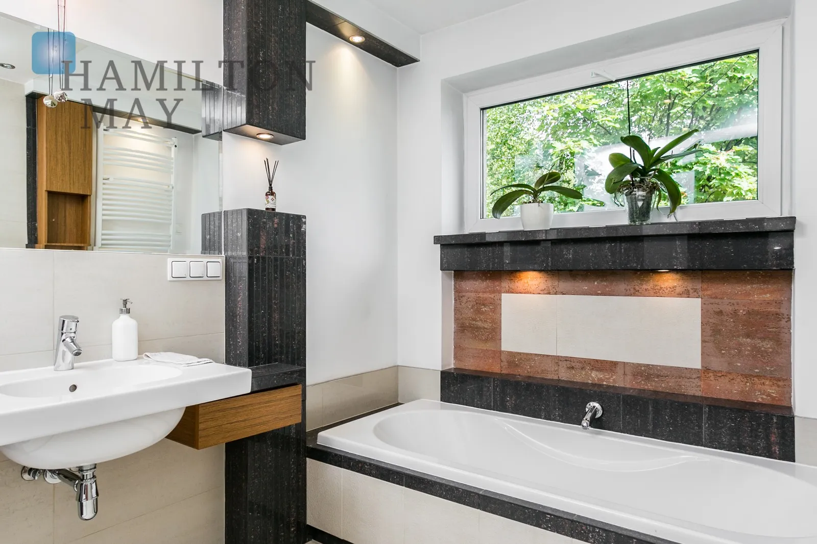 Distance to centre: 4.13 km Level: 1 Price: 10000 PLN Bedrooms: 4 Bathrooms: 2 - slider