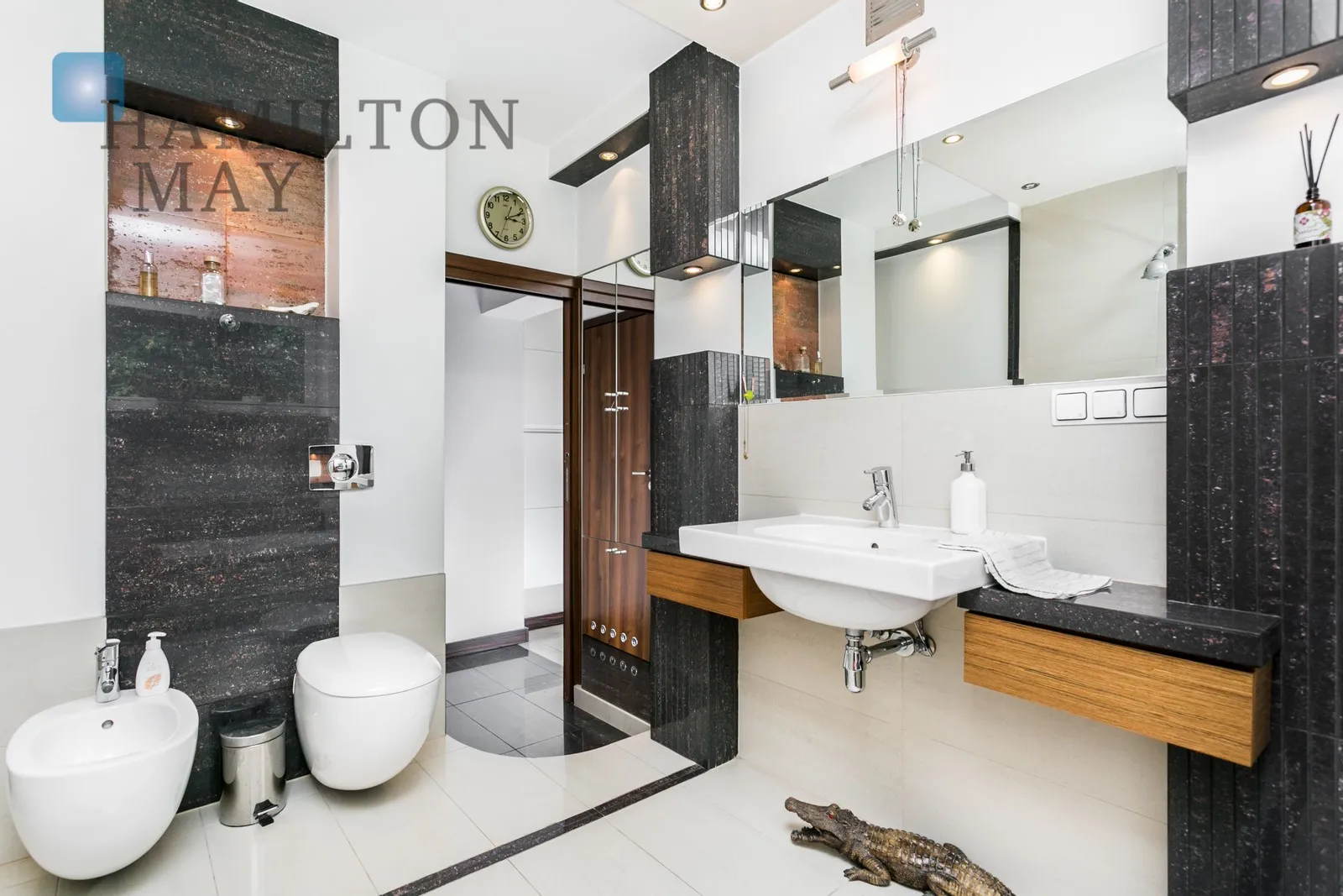 Price: 10000 PLN Bedrooms: 4 Bathrooms: 2 Size: 220m2 - slider