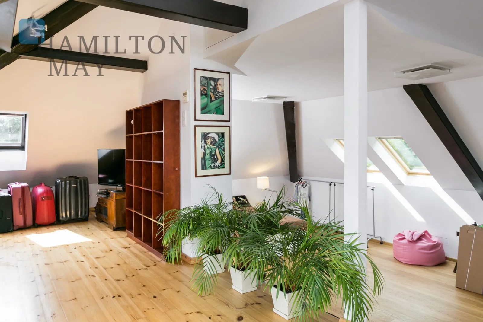 Region: Bronowice Distance to centre: 4.13 km Level: 1 Price: 10000 PLN Bedrooms: 4 - slider