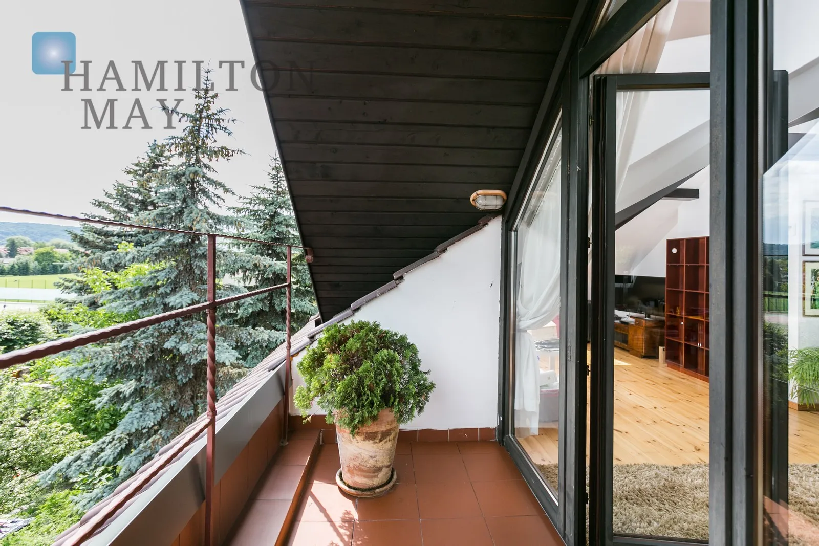 Distance to centre: 4.13 km Level: 1 Price: 10000 PLN Bedrooms: 4 - slider