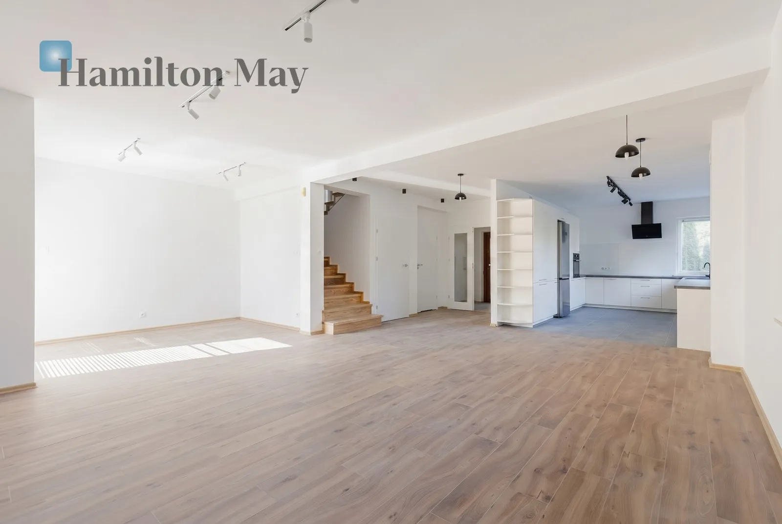 City: Dawidy Bankowe Street: Lasoty Region: Dawidy Bankowe Price: 12000 PLN Bedrooms: 4 Bathrooms: 3 - slider