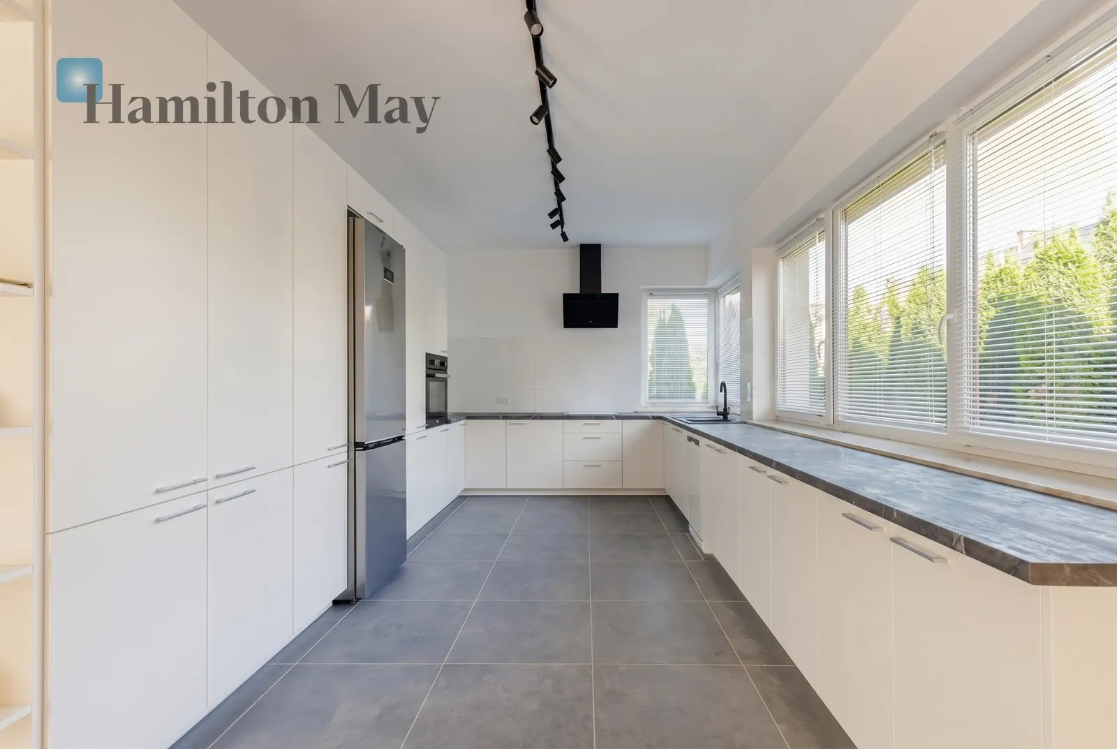 City: Dawidy Bankowe Street: Lasoty Region: Dawidy Bankowe Price: 12000 PLN Bedrooms: 4 - slider