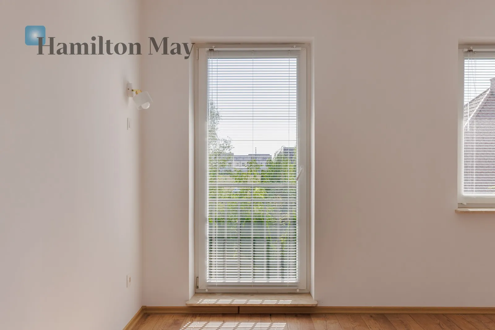 Region: Dawidy Bankowe Price: 12000 PLN Bedrooms: 4 Bathrooms: 3 - slider