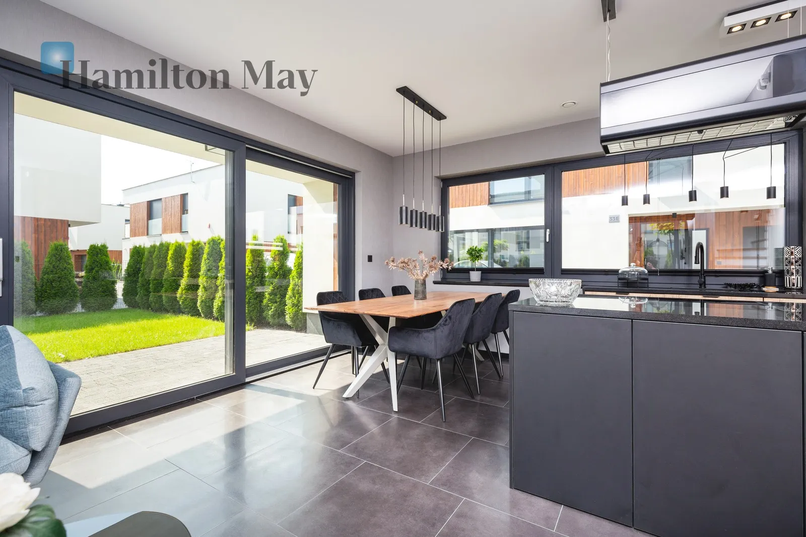 Region: Zielonki Distance to centre: 5.66 km Price: 10500 PLN Bedrooms: 3 Bathrooms: 2 Plot size: 289m2 Price/m2: 79 PLN - slider