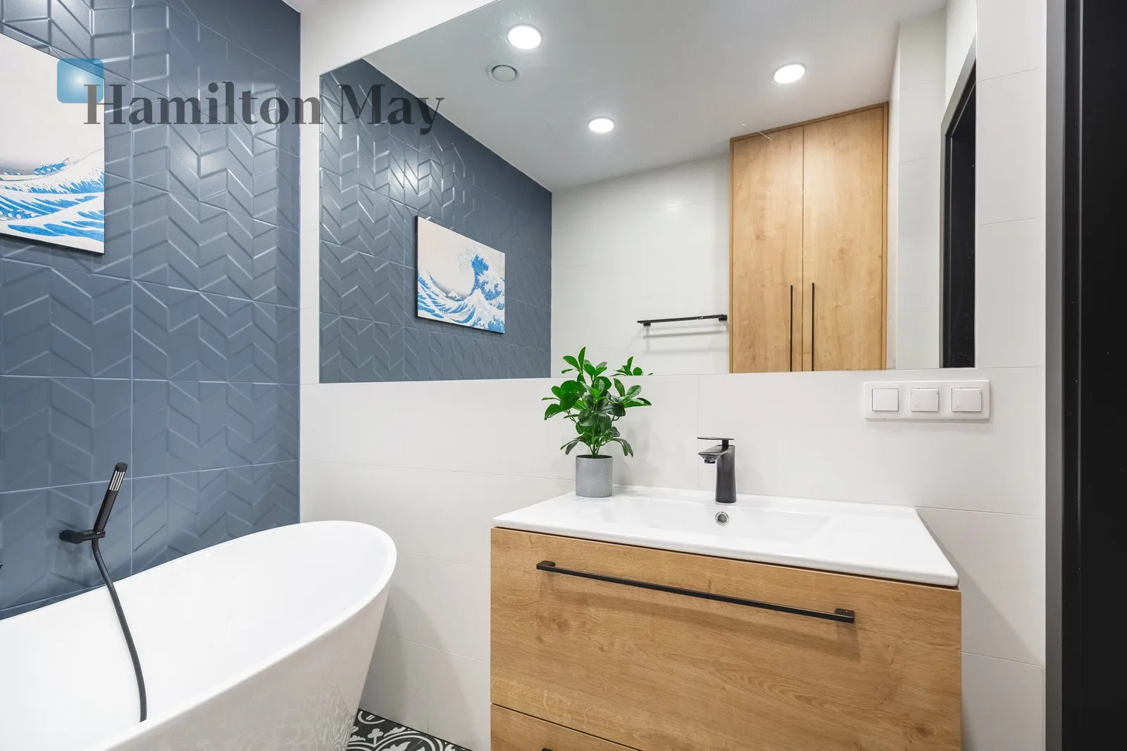 Distance to centre: 5.66 km Price: 10500 PLN Bedrooms: 3 Bathrooms: 2 Plot size: 289m2 - slider