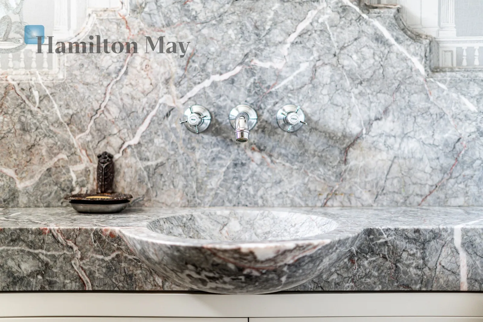 An elegant, atmospheric residence located on a beautiful plot with a panoramic view in Mogilany - slider