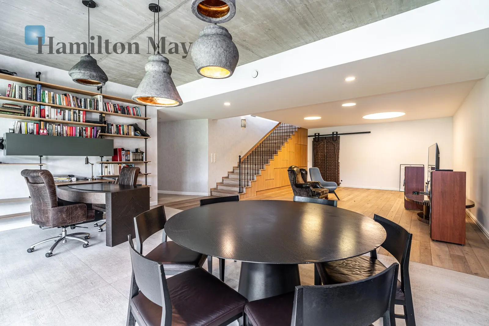 An elegant, atmospheric residence located on a beautiful plot with a panoramic view in Mogilany - slider