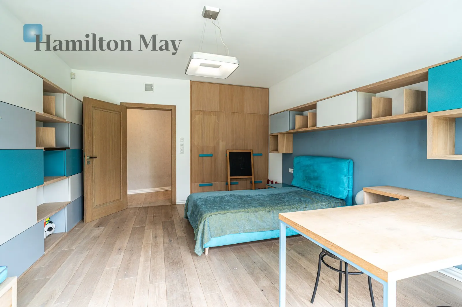 An elegant, atmospheric residence located on a beautiful plot with a panoramic view in Mogilany - slider