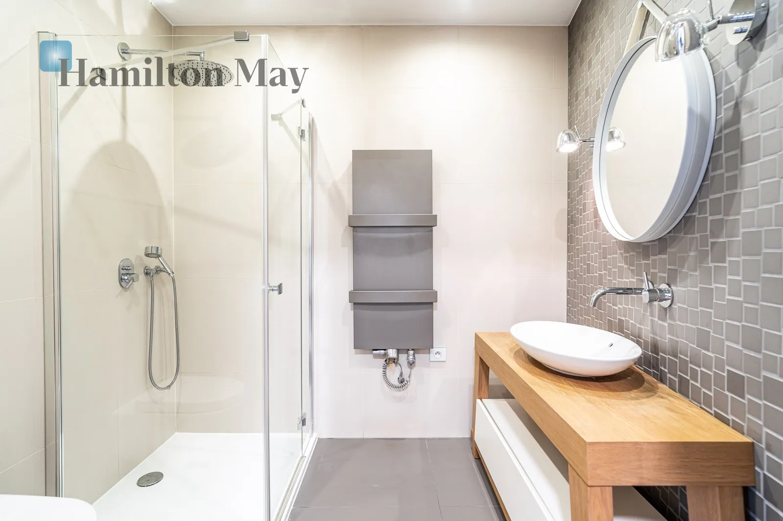 An elegant, atmospheric residence located on a beautiful plot with a panoramic view in Mogilany - slider