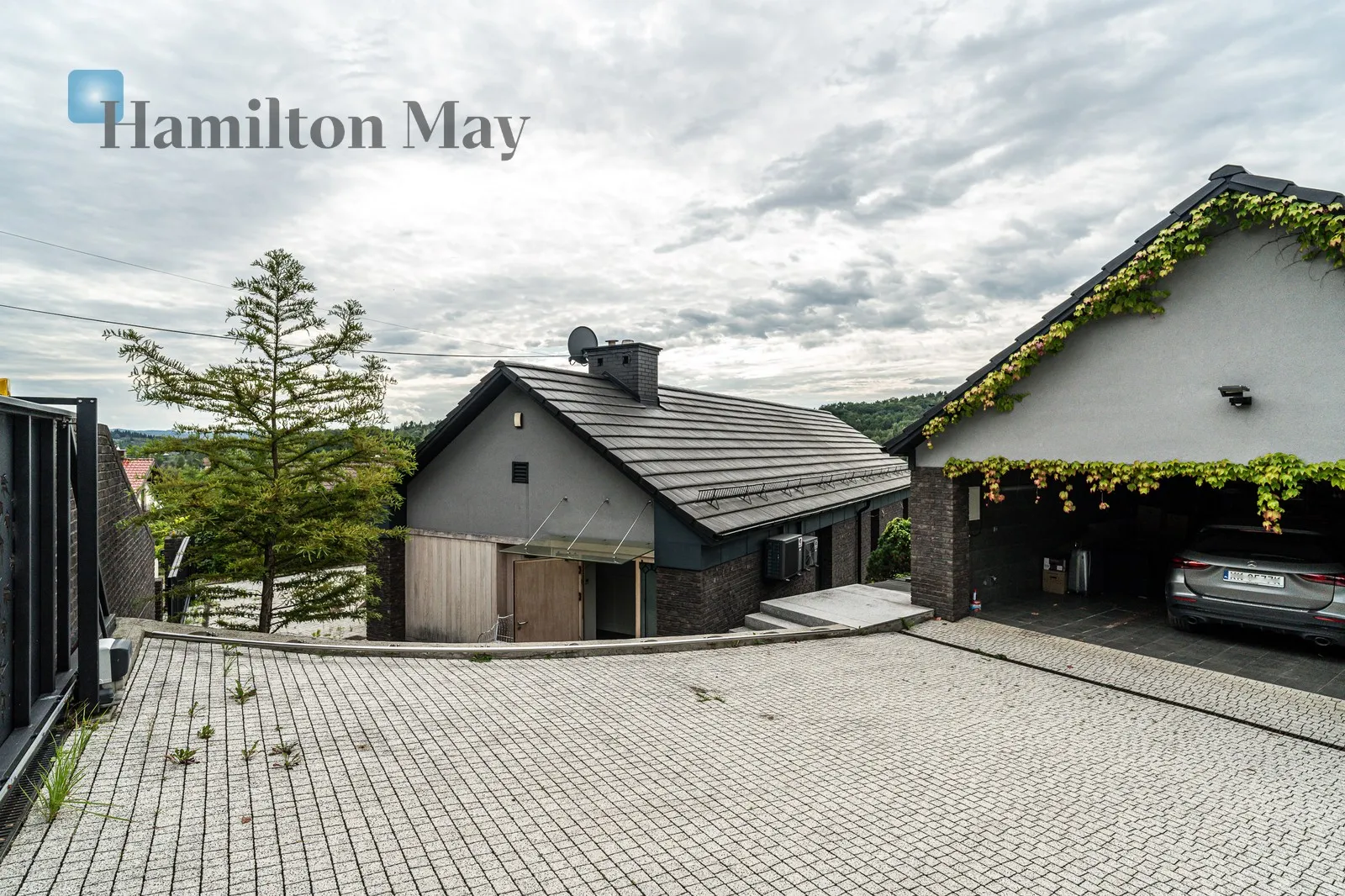 An elegant, atmospheric residence located on a beautiful plot with a panoramic view in Mogilany - slider